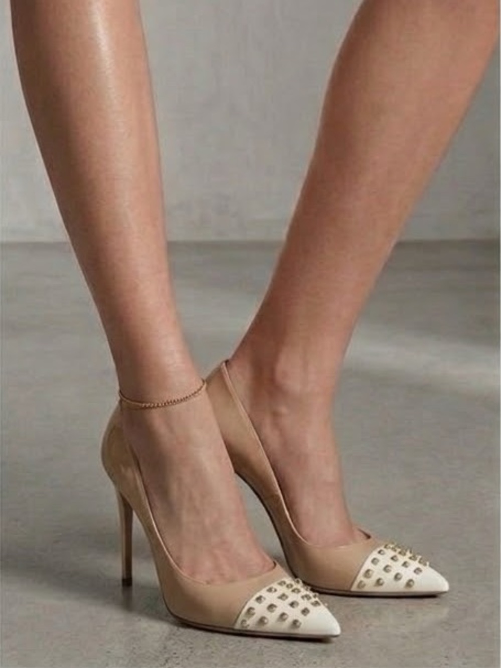 🌸 Valentino Garavani Beige and White Rockstud Pointed-Toe Studded Pumps 9.5